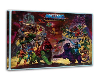 Puede incluir: Impresión en lienzo con una vibrante ilustración de "Masters of the Universe". La obra de arte muestra varios personajes en acción, con una bestia verde y morada en un lugar destacado. El título "Masters of the Universe" está en la parte superior.