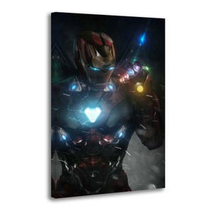 Könnte beinhalten: Leinwanddruck mit Iron Man in seiner Rüstung, mit dem Infinity-Handschuh. Das Kunstwerk zeigt eine detaillierte Illustration des Superhelden mit einem rot-goldenen Farbschema und blauen Energieeffekten. Das Bild hat einen dunklen Hintergrund.