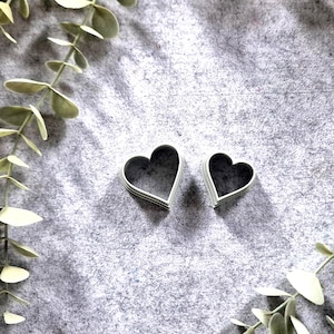 Op de afbeelding: Een rustiek houten bord met de tekst "Welcome to our home" in een handgeschreven stijl. Het bord heeft een verweerde afwerking en een eenvoudig, uitnodigend ontwerp, ideaal voor een veranda of entree.