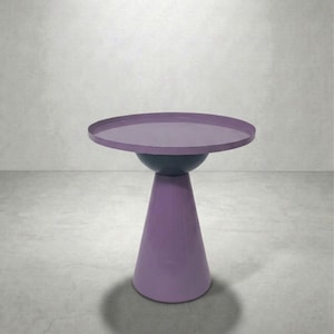 Puede incluir: Una mesa auxiliar moderna y minimalista en color lila. La mesa tiene una tapa redonda, una sección media esférica azul oscuro y una base cónica. La altura de la mesa es de aproximadamente 50 cm.