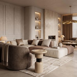 Könnte beinhalten: Ein modulares Ecksofa in Beige- und Brauntönen mit passenden Zierkissen und einer Decke. Ein glänzender, cremefarbener Beistelltisch mit einem gestapelten, zylindrischen Design steht im Vordergrund auf einem strukturierten Teppich.
