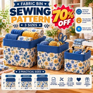 Puede incluir: Tres cestas de tela cuadradas en tamaños pequeño, mediano y grande, con un estampado floral azul y amarillo sobre fondo blanco y bordes superiores en azul sólido. Las cestas contienen tela doblada, hilo y artículos de costura.