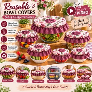 Puede incluir: Un juego de seis cubiertas reutilizables para cuencos de varios tamaños, con tela blanca de estampado floral rosa y rojo oscuro y un borde con volantes de color rojo oscuro. Las cubiertas se muestran sobre cuencos de cristal con alimentos.