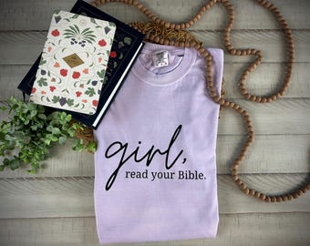 Camiseta "Chica, lee tu Biblia" - Colores Confortables