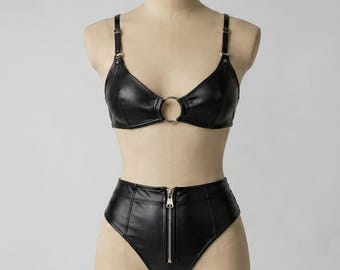 Conjunto de biquíni preto em couro legítimo, cintura alta, zíper e detalhe de argola metálica.