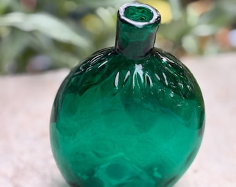 Vaso vintage in vetro soffiato a mano color verde smeraldo.