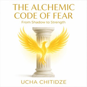 Op de afbeelding: Boekomslag met de titel "THE ALCHEMIC CODE OF FEAR" in gouden letters. Een gouden feniks met uitgespreide vleugels is gecentreerd boven een witte zuil. De naam van de auteur, UCHA CHITIDZE, staat onderaan.