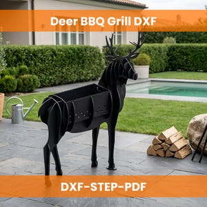 Può includere: Griglia per barbecue a forma di cervo in metallo nero con un braciere rettangolare. La griglia presenta un design intagliato e corna dettagliate. Il testo sull'immagine recita "Deer BBQ Grill DXXF" e "DXF-STEP-PDF". La griglia è all'aperto su un patio.