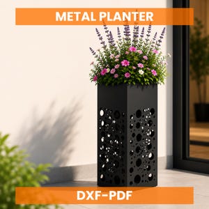 Puede incluir: Una jardinera de metal negro, alta y cuadrada, con un patrón decorativo cortado con láser de aberturas circulares de varios tamaños. La jardinera está llena de follaje verde y flores moradas y rosas. El texto METAL PLANTER y DXF-PDF es visible.