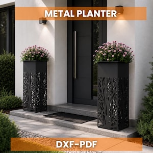 Può includere: Due fioriere alte in metallo nero con un motivo a rami d'albero tagliato al laser sui lati. Ogni fioriera contiene fiori rosa ed è posizionata ai lati di una porta d'ingresso scura. Il testo METAL PLANTER e DXF-PDF è visibile.