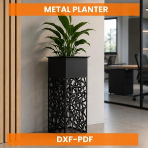 Puede incluir: Una maceta alta y cuadrada de metal negro con un patrón geométrico de celosía en la base y una sección superior sólida. Una planta de hojas verdes está plantada dentro. El texto METAL PLANTER y DXF-PDF aparece en banners naranjas.