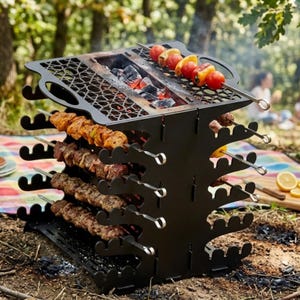 Pode incluir: Uma grelha vertical de carvão em metal preto com uma grelha superior para cozinhar e várias ranhuras laterais para segurar espetos horizontais. A grelha está carregada com vários espetos de carne e vegetais, com brasas quentes no centro.