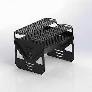 Può includere: Un barbecue portatile in metallo nero con due griglie. Il barbecue ha un design geometrico con forme ritagliate e il testo "ST3F - STATIK BOTA". Progettato per cucinare all'aperto.