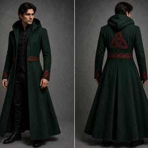 Può includere: Un cappotto lungo fino ai piedi di colore verde scuro con cappuccio, silhouette strutturata, maniche lunghe e una fascia in vita. Il capo è decorato con intricati motivi a nodo ricamati in rosso sui polsini, sulla vita e sul retro.