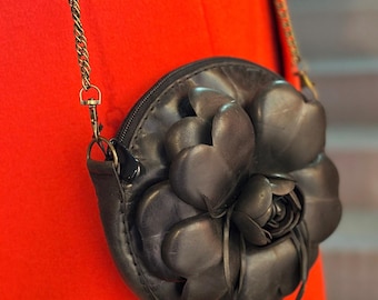 Bolsa ROSE. Bolsa artesanal com escultura em forma de flor.