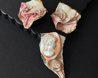 Amy Lacombe Sculpturale maximalistische keramische broche oorbellen set barokke cameo draagbare kunst