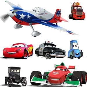 Op de afbeelding: Een verzameling geanimeerde voertuigpersonages, waaronder een rood, wit en blauw vliegtuig met nummer 86, een rode Rust-eze vrachtwagen, een rode racewagen met nummer 95, een zwart-witte politieauto, een blauwe vorkheftruck, een zwarte oldtimer en een rode racewagen.