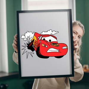 Op de afbeelding: Een ingelijste print van een rode cartoon raceauto met het nummer 95 op de zijkant, een gele bliksemschicht en witte uitlaatwolken. De auto heeft grote ogen op de voorruit en de tekst Rust-eze op de motorkap afgebeeld in een cartoonstijl.