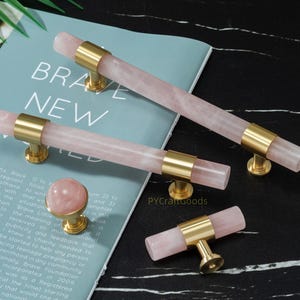 Rosa Kristall-Schubladenknauf, natürliche weiße Stein-Schrankgriffe, Messingkommodeknopf