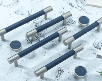 Donkerblauwe leren kastgrepen: rozegroene messing ladegrepen, modern interieur