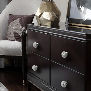 K&ouml;nnte beinhalten: Rustikales Holzschild mit dem handgeschriebenen Text "Welcome to our home". Das rechteckige Schild hat eine Used-Optik und ein schlichtes, einladendes Design. Geeignet f&uuml;r den Innen- und Au&szlig;enbereich.