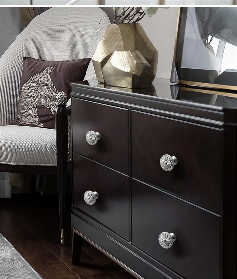 K&ouml;nnte beinhalten: Rustikales Holzschild mit dem handgeschriebenen Text "Welcome to our home". Das rechteckige Schild hat eine Used-Optik und ein schlichtes, einladendes Design. Geeignet f&uuml;r den Innen- und Au&szlig;enbereich.