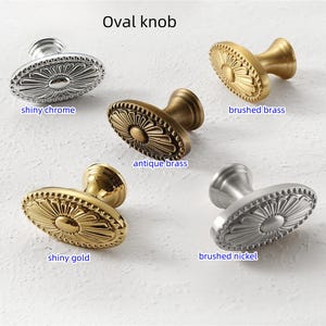 K&ouml;nnte beinhalten: Eine wei&szlig;e Keramik-Tasse mit schwarzem Henkel und dem Text "But First, Coffee" in handschriftlichem Stil. F&uuml;r Hei&szlig;getr&auml;nke geeignet.