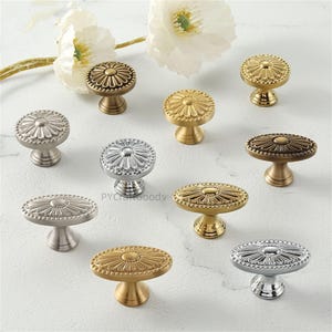 K&ouml;nnte beinhalten: Rustikales Holzschild mit dem Text "Welcome to our home" in wei&szlig;er Schrift. Das Schild hat eine Used-Optik und ein schlichtes, einladendes Design, ideal f&uuml;r die Dekoration der Haust&uuml;r.