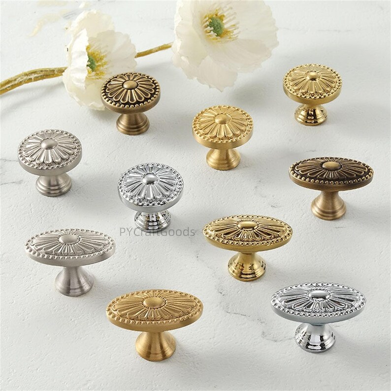 K&ouml;nnte beinhalten: Rustikales Holzschild mit dem Text "Welcome to our home" in wei&szlig;er Schrift. Das Schild hat eine Used-Optik und ein schlichtes, einladendes Design, ideal f&uuml;r die Dekoration der Haust&uuml;r.