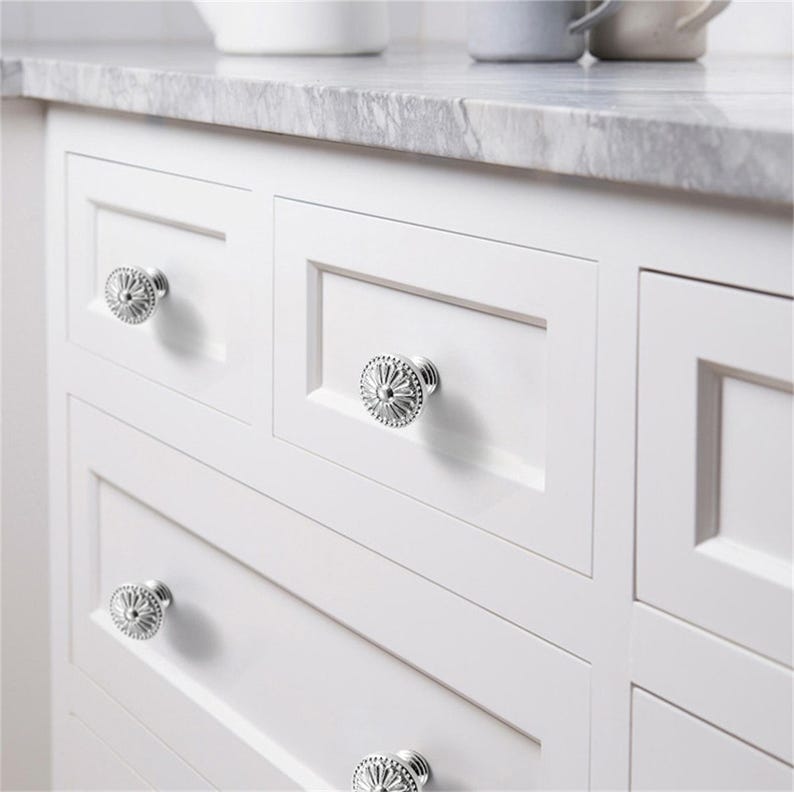 K&ouml;nnte beinhalten: Ein Set aus drei Keramikbechern mit gesprenkelter, matter Oberfl&auml;che. Jeder Becher hat eine andere Farbe: hellblau, creme und grau. Die Becher haben ein schlichtes, modernes Design und einen bequemen Griff.