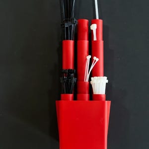 Pode incluir: Um conjunto de três canecas de cerâmica com acabamento fosco e salpicado. As canecas são em tons de creme, cinza claro e cinza escuro. Cada caneca tem um design simples e minimalista.