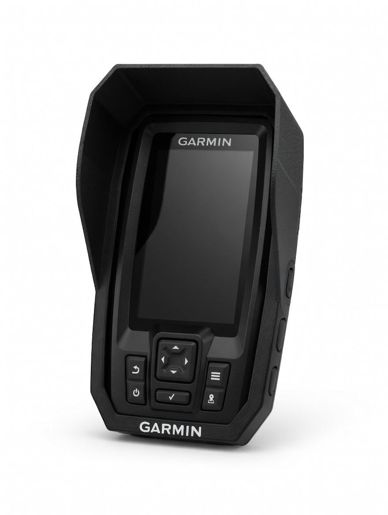 Puede incluir: Un buscador de peces Garmin negro con una cubierta protectora. El dispositivo tiene una pantalla y varios botones para la navegaci&oacute;n. El logotipo de Garmin es visible en la parte superior e inferior del dispositivo.