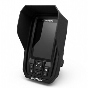Puede incluir: Un buscador de peces Garmin negro con una cubierta protectora. El dispositivo tiene una pantalla, botones de control y el logotipo de Garmin. La unidad est&aacute; dise&ntilde;ada para uso marino y est&aacute; montada sobre un fondo blanco.