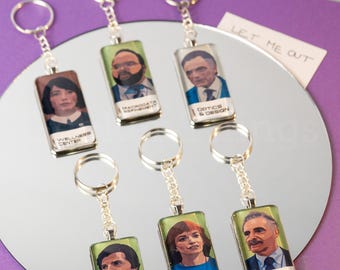 Llavero ilustrado de Severance con cabujón de cristal - Hecho a mano