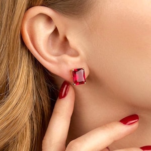 Pendientes rectangulares de rubí rojo: Plata de ley chapada en oro, joyería minimalista con piedras preciosas.