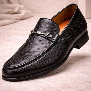 Pu&ograve; includere: Mocassino in pelle nera con un design strutturato e traforato. La scarpa presenta una fibbia color argento e un tacco basso. Lo stile &egrave; classico ed elegante, adatto a occasioni formali o semi-formali.
