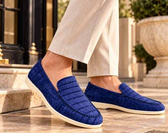 Mocassini da uomo in pelle blu navy realizzati a mano, con logo in rilievo, calzatura casual di lusso.