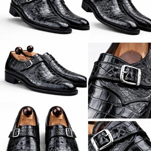 Op de afbeelding: Zwarte leren monk strap schoenen met een krokodillenstructuur. De schoenen hebben een zilveren gespsluiting. De schoenen worden op een witte achtergrond gepresenteerd. Er zitten schoenspanners in.