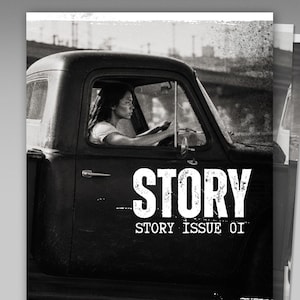 Peut inclure: Modèle de triptyque Instagram en noir et blanc avec un camion vintage. On voit une femme au volant. Le mot "STORY" est en blanc, avec "STORY ISSUE 01" en dessous. Conçu pour 3 diapositives.