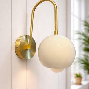 Zestaw 2 kinkietów ściennych z połowy XX wieku – włoski mosiądz i białe szkło, oprawa oświetleniowa wtykowa