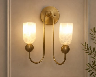 Aplique de pared de latón de doble brazo con pantalla de alabastro / Lámpara de pared moderna de lujo hecha a mano