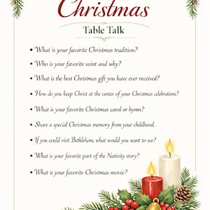以下が含まれることがあります： 「Christmas Table Talk」というタイトルのクリスマスカードで、ディスカッションの質問が書かれています。ヒイラギ、松ぼっくり、ろうそくなどのお祝いの装飾が施されています。質問は会話を促すように設計されています。