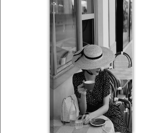 Estampado de mujer en un café en blanco y negro: Arte retro parisino con sombrero de paja y temática de café.