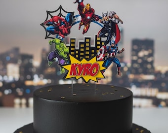 スーパーヒーローのカスタムケーキトッパー - カスタムヒーローケーキ - パーソナライズされた誕生日デコレーション - 名前と年齢入りのカスタムトッパー