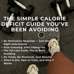 Könnte beinhalten: Das Bild zeigt schwarze Kurzhanteln mit silbernen Griffen, eine 20 kg Hantelscheibe und den Text: "THE SIMPLE CALORIE DEFICIT GUIDE YOU'VE BEEN AVOIDING." Zusätzlicher Text lautet: "Keine Motivation erforderlich", "Hören Sie auf zu raten" und "Keine Tricks."