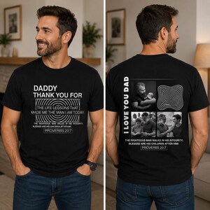 Puede incluir: Una camiseta negra con texto y gráficos en blanco. El frente muestra las palabras DADDY THANK YOU FOR THE LIFE LESSONS THAT MADE ME THE MAN I AM TODAY y PROVERBS 20:7. La parte posterior muestra tres fotos, un gráfico en espiral y I LOVE YOU DAD.