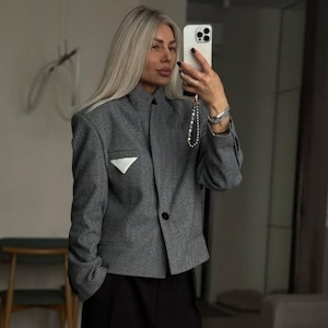 Puede incluir: Un letrero de madera rústica con el texto "Welcome to our home" en letras blancas. El letrero presenta un acabado envejecido y un diseño sencillo y acogedor, ideal para un porche o entrada.