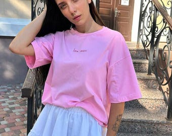 T-shirt oversize da donna in cotone, maglietta con stampa "Love More", top casual basic dalla vestibilità ampia.