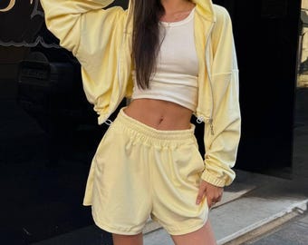Completo da donna in velluto con felpa con zip e pantaloncini, set sportivo due pezzi per il relax, tuta estiva casual