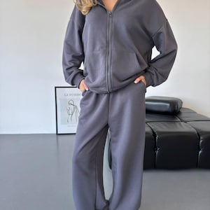 Conjunto de moletom feminino oversized, composto por blusa de moletom felpuda e calça jogger, ideal para relaxar na primavera.